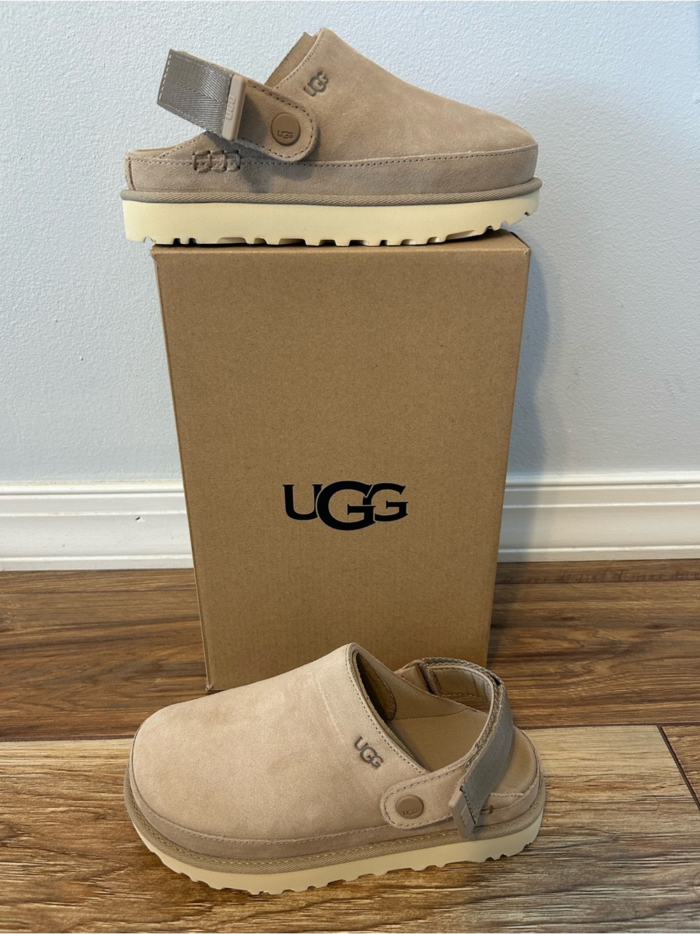 UGG Goldenstar Clogs shoes in Sand Women's Size 5.5 New In Box